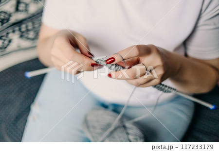 knitting close-up hands holding knitting needles 117233179
