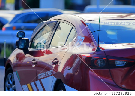 路上教習中の教習車両 117233929