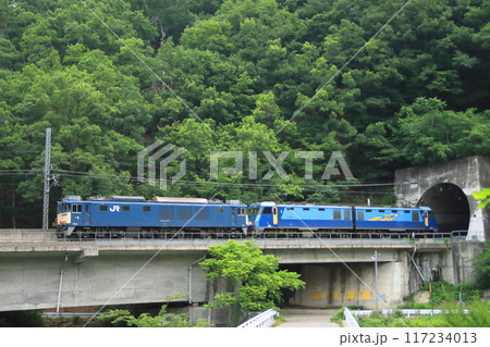 初夏の篠ノ井線を走るEH200牽引の機関車回送列車_2024/7/6撮影 117234013