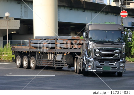 右折するトレーラー 117234023