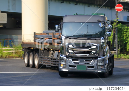 右折するトレーラー 右折するトレーラー 117234024