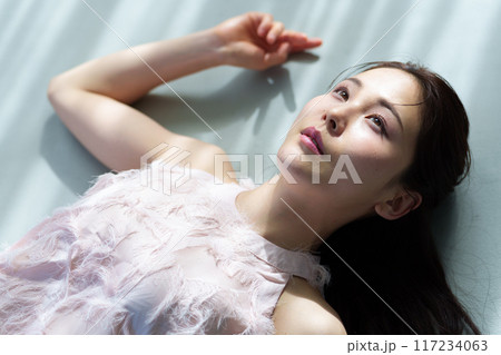 女性　ドレス　ファッション 117234063