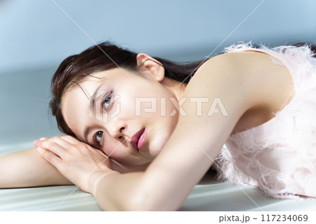 女性　ドレス　ファッション 117234069