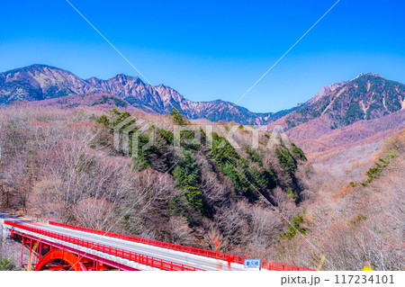 【秋素材】青空の映える晩秋の東沢大橋と八ヶ岳【山梨県】 117234101