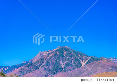 【秋素材】青空の映える晩秋の東沢大橋と八ヶ岳【山梨県】 117234104