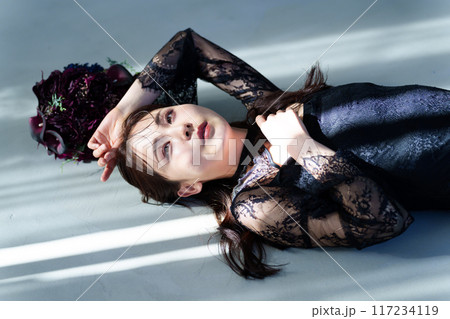 黒いドレスを着た女性 ブーケ 黒いドレスを着た女性 ブーケ 117234119