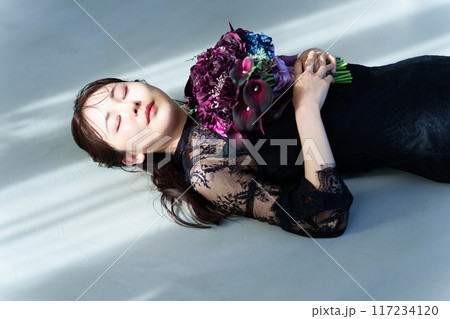 黒いドレスを着た女性 ブーケ 黒いドレスを着た女性 ブーケ 117234120