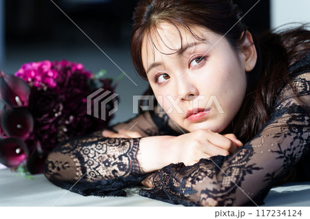 黒いドレスを着た女性　ブーケ 117234124