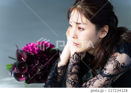 黒いドレスを着た女性 ブーケ 黒いドレスを着た女性 ブーケ 117234126