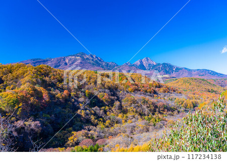 【秋素材】八ヶ岳大橋から見る紅葉時期の八ヶ岳と青空【山梨県】 117234138