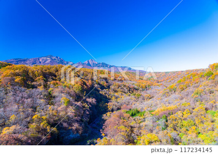 【秋素材】八ヶ岳大橋から見る紅葉時期の八ヶ岳と青空【山梨県】 117234145