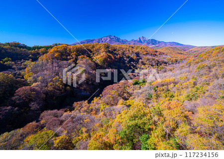 【秋素材】八ヶ岳大橋から見る紅葉時期の八ヶ岳と青空【山梨県】 【秋素材】八ヶ岳大橋から見る紅葉時期の八ヶ岳と青空【山梨県】 117234156