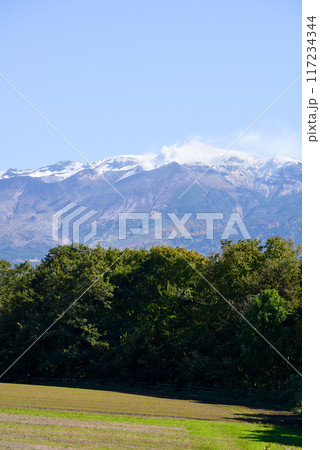 秋の晴れた日の冠雪の火山の山頂 十勝岳 秋の晴れた日の冠雪の火山の山頂 十勝岳 117234344