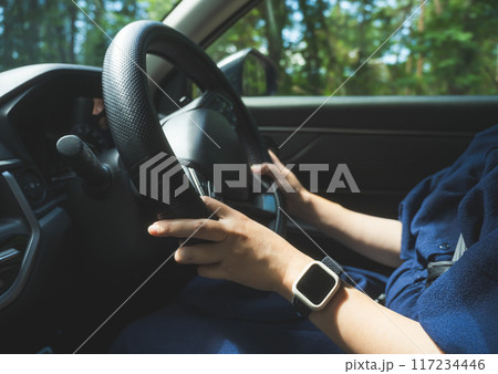 女性が運転する車 117234446