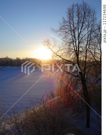 Rising sun on a frosty morning 117234698