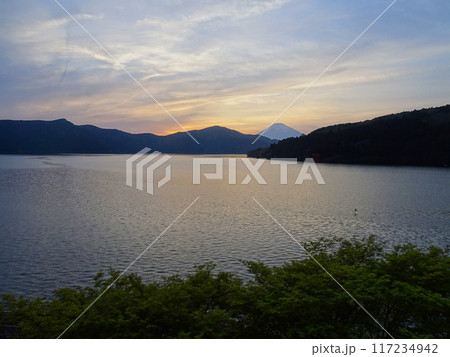 富士山と芦ノ湖と箱根神社 富士山と芦ノ湖と箱根神社 117234942