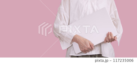 パソコンを手に持つ女性 117235006