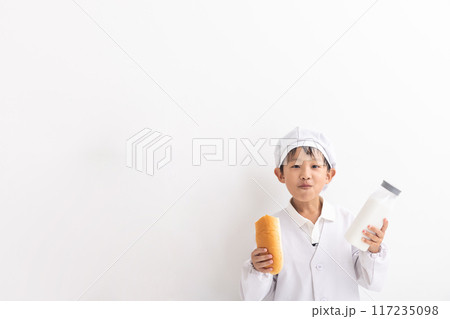給食着を着てコッペパンを食べる小学生 給食着を着てコッペパンを食べる小学生 117235098