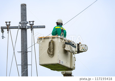 屋外電気工事 送配電電線工事作業工事中 屋外電気工事 送配電電線工事作業工事中 117235418