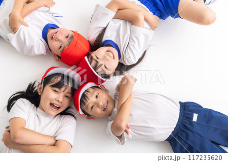 体操着を着た子どもたち 117235620