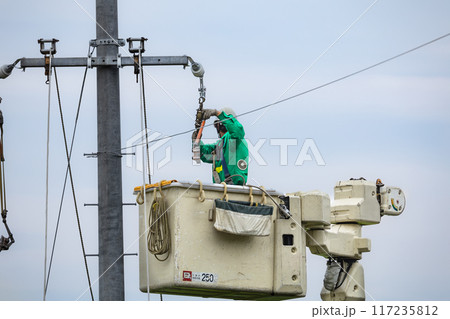 屋外電気工事 送配電電線工事作業工事中 屋外電気工事 送配電電線工事作業工事中 117235812
