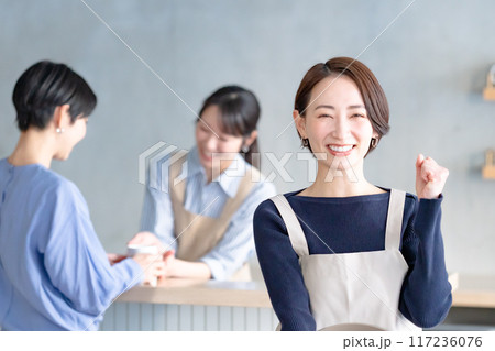 カフェで働く女性 117236076