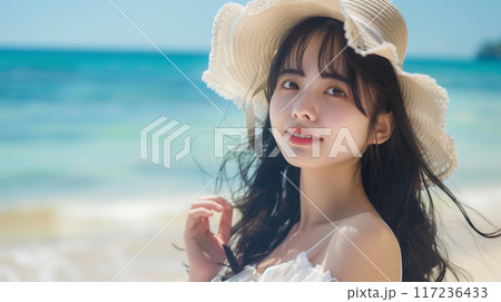 白い砂浜と青い海を見つめる女性 117236433
