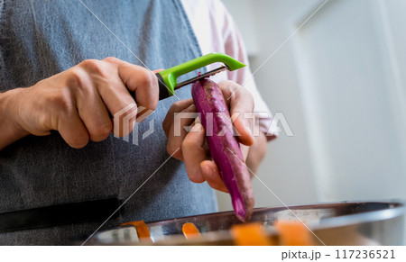 Chef at the kitchen preparing massaman curry with sweet potato and many spices 117236521