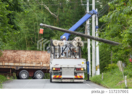 屋外電気工事 送配電電線工事電柱積み込み中 屋外電気工事 送配電電線工事電柱積み込み中 117237001