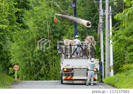 屋外電気工事 送配電電線工事電柱積み込み中 屋外電気工事 送配電電線工事電柱積み込み中 117237002