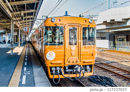 四国 松山駅に待機する「伊予灘ものがたり」　 117237037