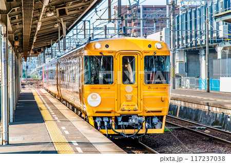 四国 松山駅に待機する「伊予灘ものがたり」 四国 松山駅に待機する「伊予灘ものがたり」 117237038