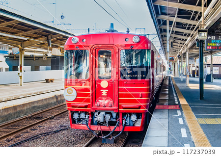 四国 松山駅に待機する「伊予灘ものがたり」　 117237039