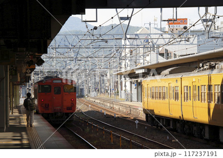 徳山駅に停車中の岩徳線キハ40（岩国⇔徳山） 117237191