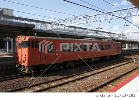 徳山駅に停車中の岩徳線キハ40（岩国⇔徳山） 117237192