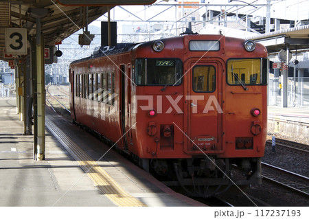 徳山駅に停車中の岩徳線キハ40(岩国⇔徳山) 徳山駅に停車中の岩徳線キハ40(岩国⇔徳山) 117237193
