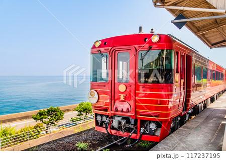 予讃線　下灘駅に停車する「伊予灘ものがたり」 117237195