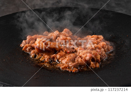 味付けホルモン焼き　フライパン　 117237214