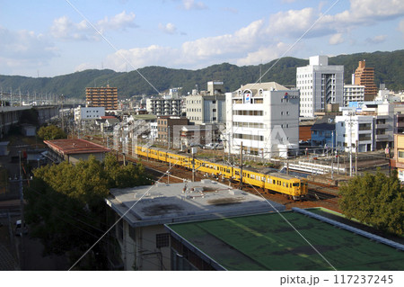 徳山駅を発車する山陽本線115系（岩国⇔下関） 117237245