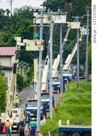 電気工事　送配電電線工事高所作業工事中 117237268