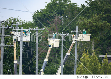 電気工事　送配電電線工事高所作業工事中 117237270