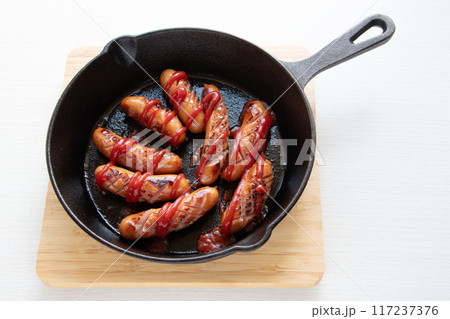 スキレットで焼いたソーセージ 117237376