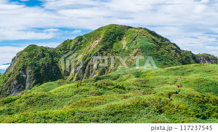 夏の雨飾山登山（笹平と雨飾山山頂） 117237545