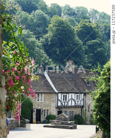 イギリスコツウォルズ美観地区と可愛い歴史建造物 117237580