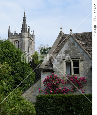 イギリスコツウォルズ美観地区と歴史建造物 教会 花 イギリスコツウォルズ美観地区と歴史建造物 教会 花 117237582