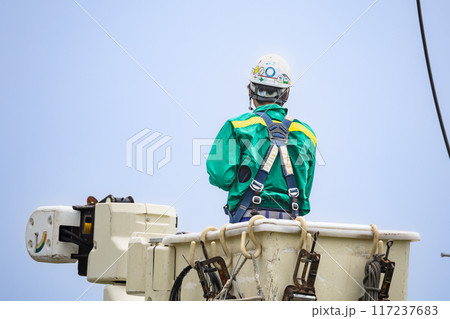 電気工事　送配電電線工事高所作業工事中 117237683