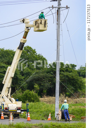 電気工事 送配電電線工事高所作業工事中 電気工事 送配電電線工事高所作業工事中 117237813