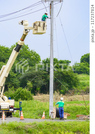 電気工事　送配電電線工事高所作業工事中 117237814