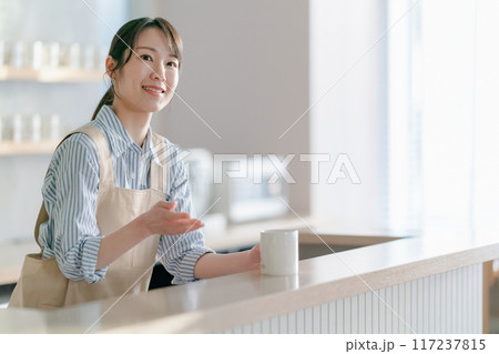 カフェで働く女性 カフェで働く女性 117237815