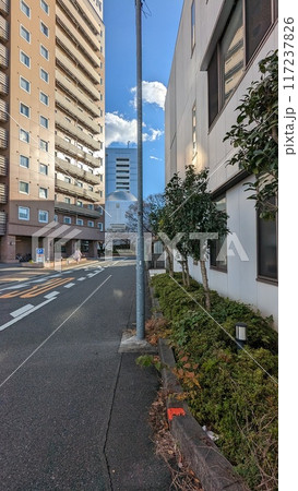 都市の風景から覗く青空 117237826